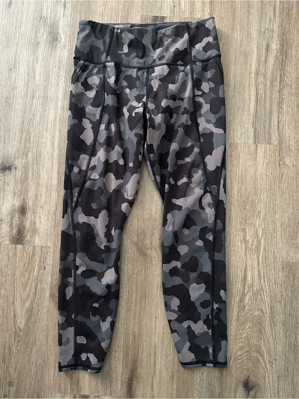 women’s ATHLETA Gray lightning Camo Active Leggings size 7/8 7 8
